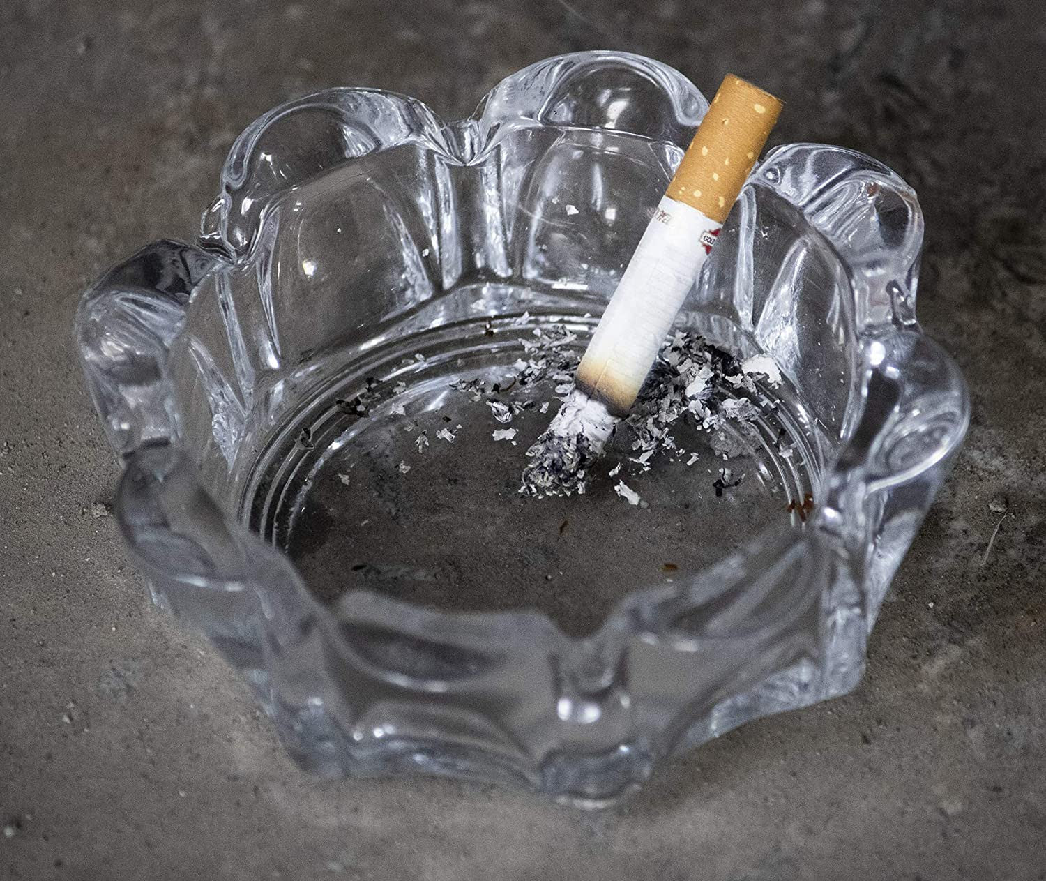 Crystal Clear Round Glass Ash Tray for Home & Outdoor Decor